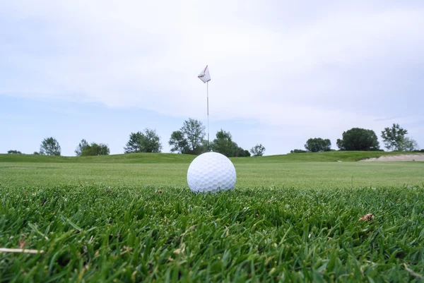 Pole golfowe i piłka — Zdjęcie stockowe