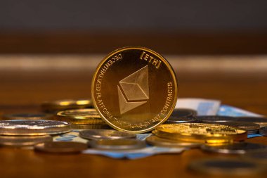 Kripto para birimi ethereum yakın, altın sikke