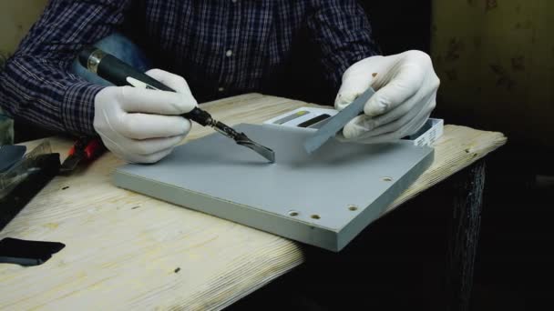 Restauración de una superficie de madera con un soldador y cera — Vídeo de stock