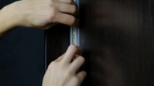 Installation de la lumière de bande LED dans le bureau à la garde-robe close-up — Video