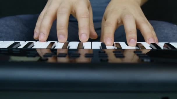 Играть на фортепиано, музыкант на синтезаторе крупным планом — стоковое видео