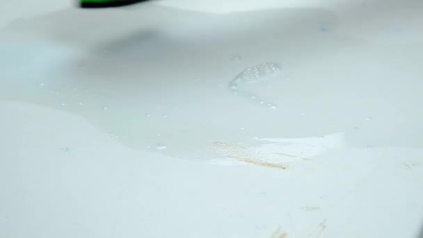 Schmutzflecken auf weißem Tisch wischen — Stockvideo