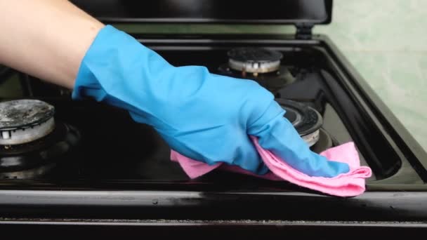 Wiping the gas stove with a napkin,cleaning the kitchen — Stock Video