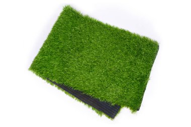 Spor alanları için yapay çimenler, beyaz arka planda yeşil plastik çimenler.