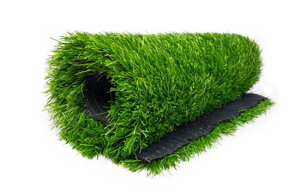 Rotolo di plastica di erba verde su sfondo bianco — Foto Stock