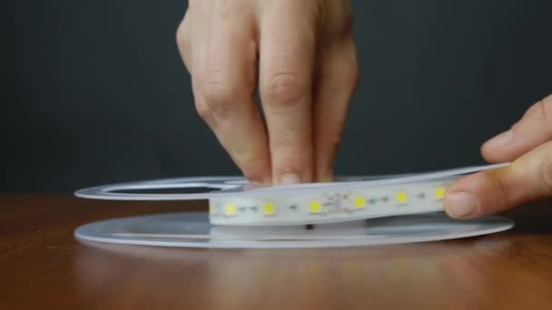 Wikkelen van een rol LED strip van dichtbij — Stockvideo