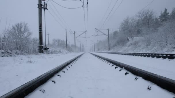 Järnväg, vinter snöfall på bakgrunden av räls — Stockvideo