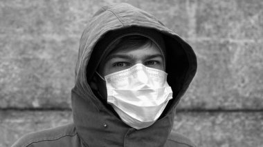 Tıbbi maskeli tek renkli bir portre adam.