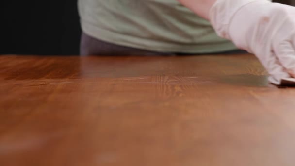 木のテーブルをワックスオイルで覆い — ストック動画