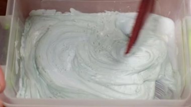 Saç boyasını karıştırıyorum.