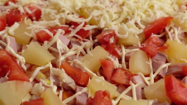 Espolvorear pizza de piña con parmesano — Vídeo de stock