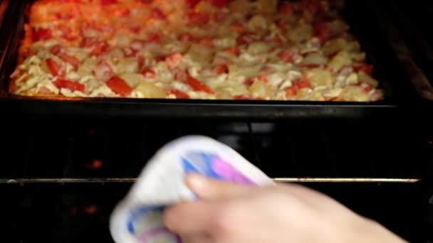 Fırında pizza pişir, pizza al. — Stok video