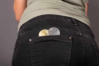 Kadın arka cebinde kripto para bitcoin paraları