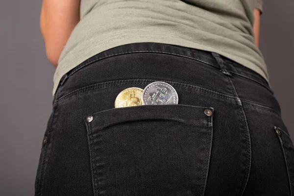 Kadın arka cebinde kripto para bitcoin paraları