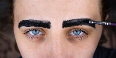 Kaş boyama, kadın boyama ve kaşları düzeltme