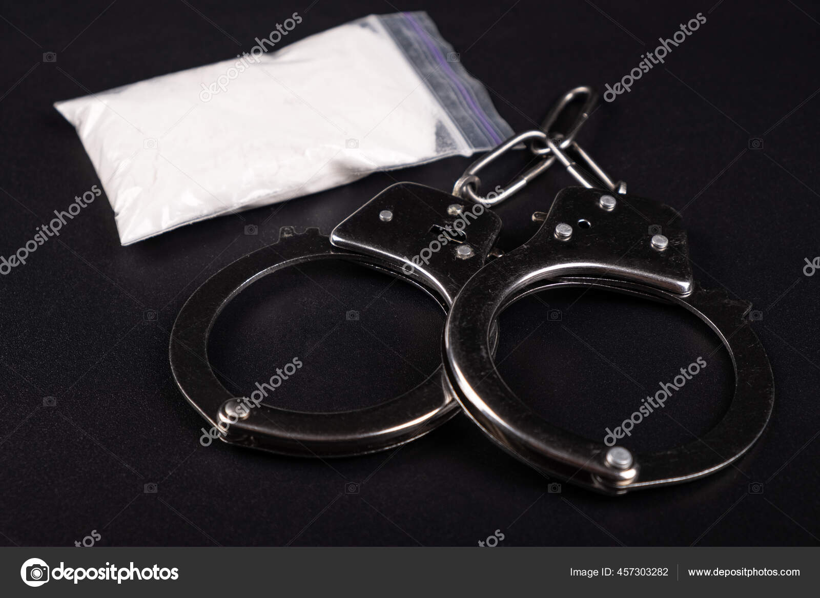 Herunterladen - Handschellen und weißes Pulver Nahaufnahme, Drogen-Festnahme. — Stockbild Handschellen und weißes Pulver Nahaufnahme, Drogen-Festnahme — Stockfoto