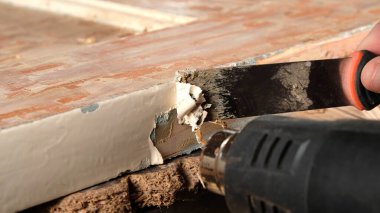 Eski boyaların kapılarını temizlemek, ahşap kapıların restorasyonu.