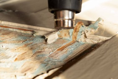 Eski boyanın kapılarını temizlemek, restorasyon ve ahşap kapıların tamiri