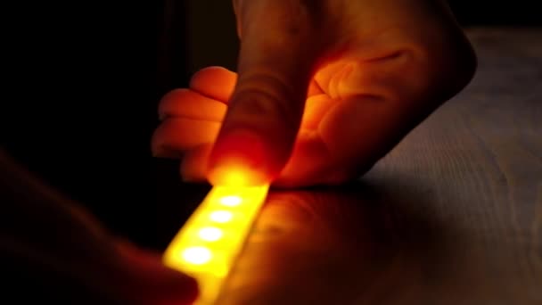 LED dekoratif ışıklandırmanın kurulumu — Stok video