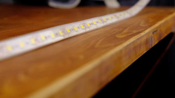 Instalação de luz LED na superfície de trabalho, o mestre tenta na faixa de LED — Vídeo de Stock
