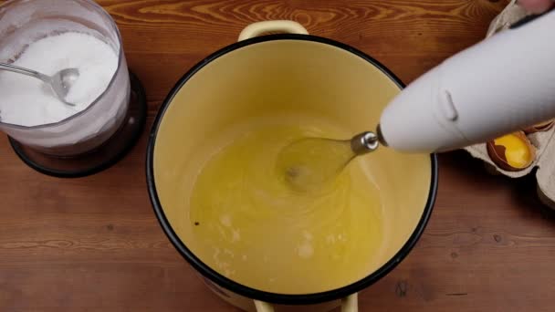 Yumurta beyazı krema yapmak için blender ile çırpılır. — Stok video