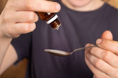 Bir kaşıktan ilaç al, öksürük şurubu damlat.