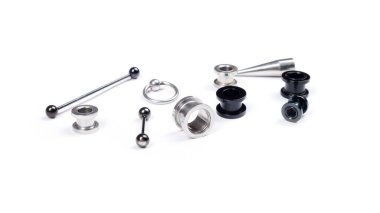 Piercing seti beyaz arkaplanda izole edildi