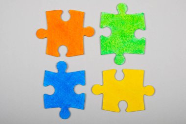 otizm sembolü, beyaz arkaplanda farklı renkli bulmacalar