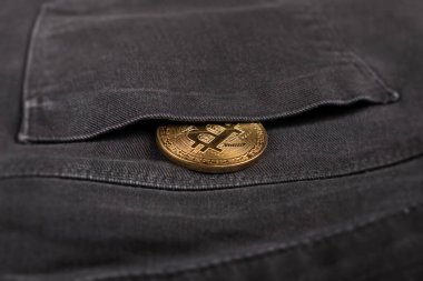 Pantolon cebinde metal bitcoin, kripto para, maliyet yönetimi kavramı.