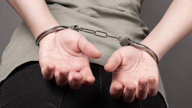 Tutuklu tutuklu, tutuklu, elleri kelepçeli, yakın plan..