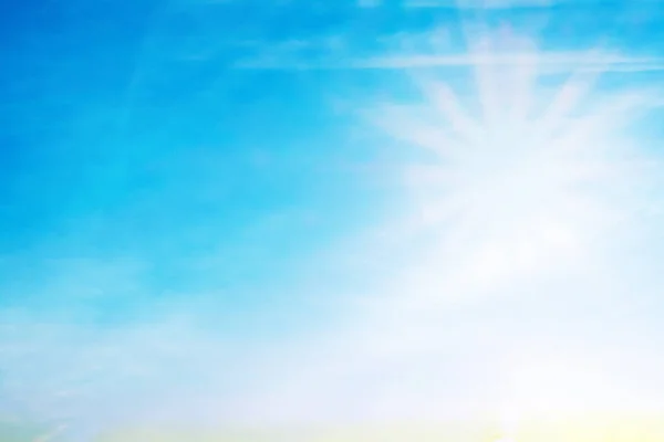 Blauer Himmel mit schöner weißer, heller Sonne — Stockfoto