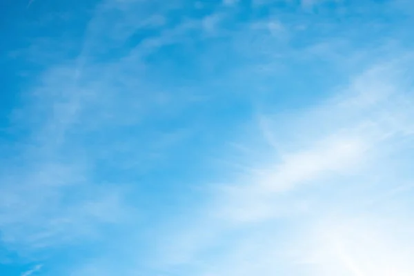 Blauer Himmel mit weißen Wolken in der Ecke — Stockfoto