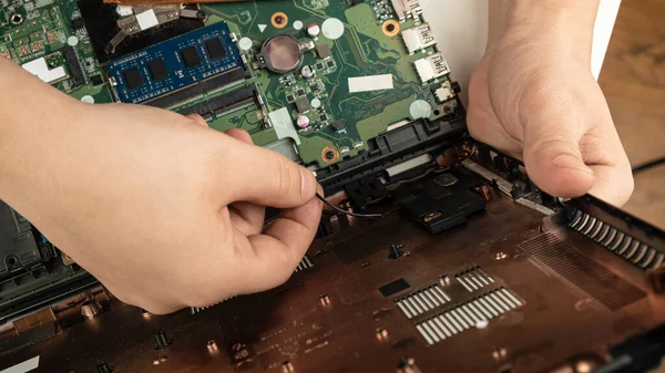 Laptop repair,examination of the computer in the service center — Fotografia de Stock