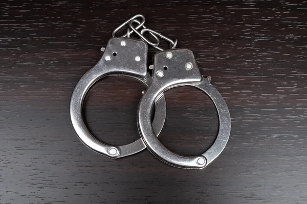 Handcuffs on the table,arrest imprisonment — Fotografia de Stock