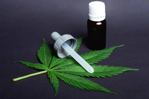Medical marijuana,cannabis medicine extract closeup — Foto de Stock