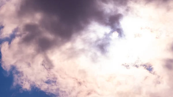 Die mystische Sonne am Himmel bricht durch die Wolken — Stockfoto