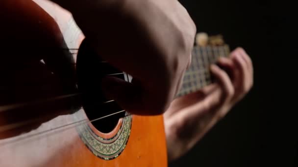 音乐家弹奏吉他音弦 — 图库视频影像