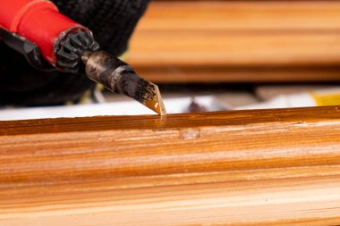 Sıcak balmumu kullanarak tahtadan bir yüzeydeki kusurların onarılması ve ortadan kaldırılması