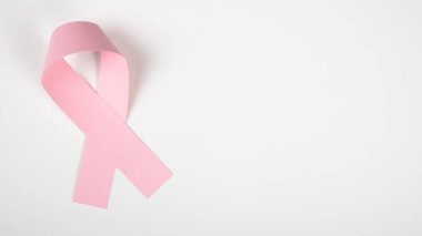 Göğüs kanseriyle mücadelenin pembe kurdele sembolü, kopyalama alanı