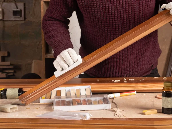 Il restauratore restaura una porta di legno — Foto Stock