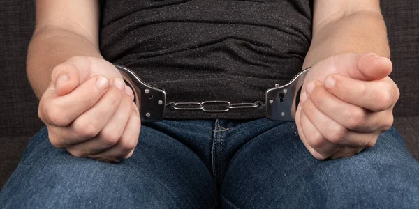 Kadın Kelepçeli Yakın Plan Suç Kavramında Tutuklama — Stok fotoğraf