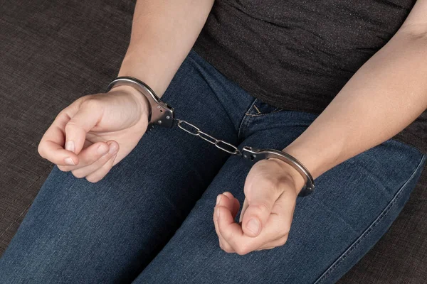 Sitzendes Mädchen Handschellen Wegen Eines Verbrechens Verhaftet — Stockfoto