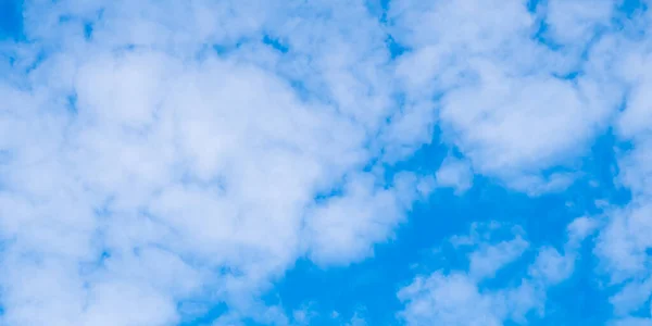 Zarte Poröse Weiße Wolken Vor Blauem Himmel — Stockfoto