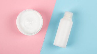 Mavi arka planda krem kozmetik ürünleri, .Güzellik cilt bakımı