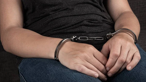Verhaftete Frau in Handschellen aus nächster Nähe — Stockfoto