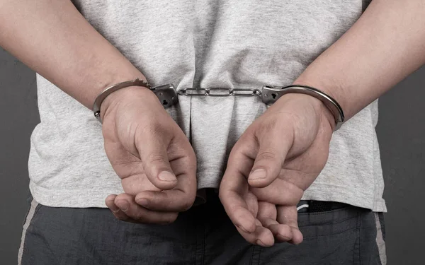Detentie in een misdrijf, man in handboeien — Stockfoto
