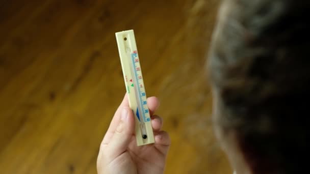 Жінка перевіряє температуру в будинку, високу температуру влітку — стокове відео