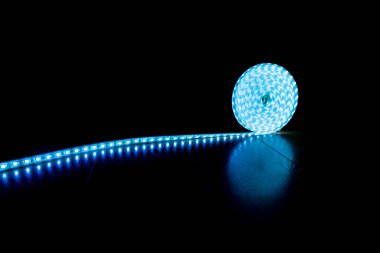 Ev ve ofis için dekoratif ışıklandırma, LED şeritli makara, soğuk ışık.