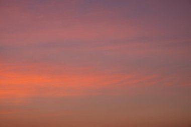 Sıcak renklerde gökyüzü, gündoğumu, gökyüzü arkaplanı.