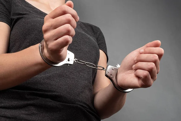 Kelepçeli Kız Bir Kadının Bir Suç Yüzünden Gözaltına Alınması — Stok fotoğraf